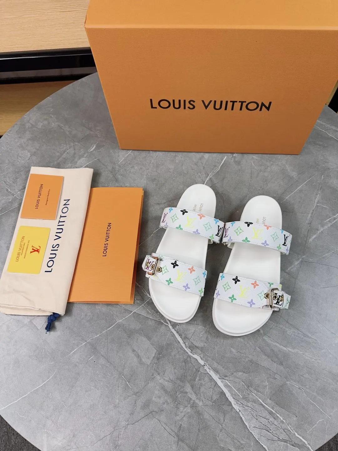 👟👟Ex-factory price 400👟👟 New slippers for spring and summer🌟The belt buckle is adjustable and elastic, full of beach style, original molded LV metal logo decoration, fashionable and beautiful, super versatile🤳🏻upper cowhide/customized imported jacquard fabric/original old-fashioned leather material, water-dyed sheepskin lining (water platform + wear-resistant velvet + rubber sole) three-layer combination outsole 🔶Size: Female 35-43 Male: 38-46